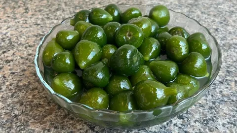 Tazón con aceitunas verdes, fuente de grasas saludables